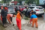 Petugas PPSU Kelurahan Cilincing Bersihkan Lumpur di Jalan Raya Akses Marunda.