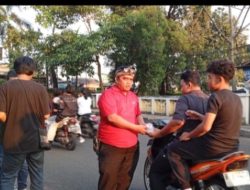 Semangat Ramadan, PW MIO Indonesia DKI Jakarta Bagi Takjil di Jalan Pedati Selatan