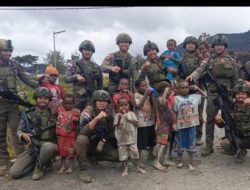 Patroli Satgas Ops Damai Cartenz di Intan Jaya: Interaksi dengan Warga dan Anak-anak di Sugapa