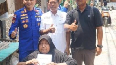 Ditpolairud Polda Metro Jaya Salurkan Bantuan Kursi Roda kepada Warga Pesisir di Muara Angke