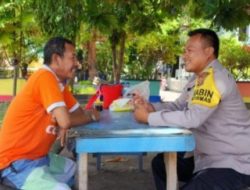 Bhabinkamtibmas Pulau Pramuka Sambangi Warga, Sosialisasikan Layanan Polri 110 dan Perkuat Kamtibmas