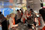 Ditpamobvit Polda Metro Bagikan 500 Boks Makanan untuk Korban Kebakaran Kemayoran