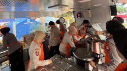Ditpamobvit Polda Metro Bagikan 500 Boks Makanan untuk Korban Kebakaran Kemayoran