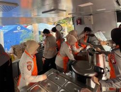 Ditpamobvit Polda Metro Bagikan 500 Boks Makanan untuk Korban Kebakaran Kemayoran