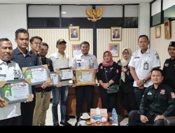 Bang Japar Grogol Petamburan, Serahkan Piagam Penghargaan dari Fahira Idris kepada Lurah Wijaya Kusuma