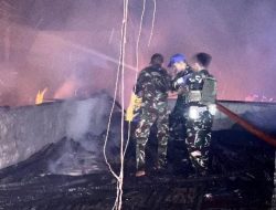 Sigap dan Humanis,…!!! Prajurit Yonif TP 904/ Gara Mata Bantu Padamkan Kebakaran di Mardingding, 8 Rumah Hangus Dilalap Si jago Merah