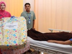 Kapolres Pelabuhan Tanjung Priok Sambangi Korban Kebakaran Muara Angke di RS Duta Indah, Wujud Kepedulian Polri dan Bhayangkari