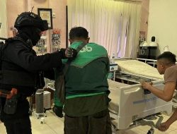 Brimob Polda Metro Jaya Patroli Cipta Kondisi, Bantu Pengemudi Ojol Kecelakaan di Kebun Sirih