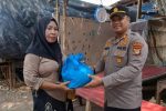Jumat Peduli, Polsek Kawasan Kalibaru Salurkan Sembako kepada Warga Kurang Mampu