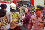 Petugas Gabungan Evakuasi Penghuni Saat Kebakaran Apartemen Pavilion Tanah Abang