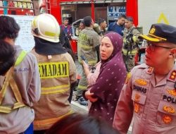 Petugas Gabungan Evakuasi Penghuni Saat Kebakaran Apartemen Pavilion Tanah Abang