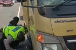 APTU Karyono Membantu Menggantikan Ban Mobil Box Yang Melintasi Tol Kilo Meter 22 Serpong MTN 