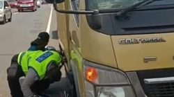 APTU Karyono Membantu Menggantikan Ban Mobil Box Yang Melintasi Tol Kilo Meter 22 Serpong MTN 