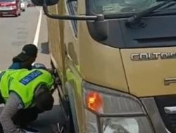 APTU Karyono Membantu Menggantikan Ban Mobil Box Yang Melintasi Tol Kilo Meter 22 Serpong MTN 