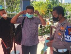 Waspada Abu Vulkanik Anak Krakatau, Samsat Jakarta Selatan Bagikan Masker