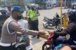 Polres Pelabuhan Tanjung Priok Bagikan Masker Dan Air Mineral kepada Pengguna Jalan Antisipasi Abu Vulkanik Gunung Anak Krakatau