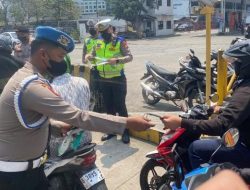 Polres Pelabuhan Tanjung Priok Bagikan Masker Dan Air Mineral kepada Pengguna Jalan Antisipasi Abu Vulkanik Gunung Anak Krakatau