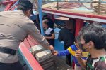 Antisipasi Dampak Erupsi Gunung Krakatau, Polsek Sunda Kelapa, Bagikan 250 Masker kepada Nelayan
