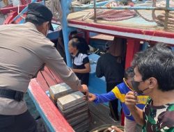Antisipasi Dampak Erupsi Gunung Krakatau, Polsek Sunda Kelapa, Bagikan 250 Masker kepada Nelayan