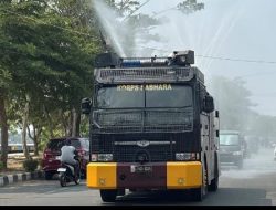 Kurangi Debu dan Dampak Karhutla, Samapta Polda Kaltara Lakukan Penyiraman Jalan