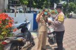 Jaga Jakarta di Pulau Pramuka, Bhabinkamtibmas Sosialisasikan Polisi 110 dan Bagikan Masker