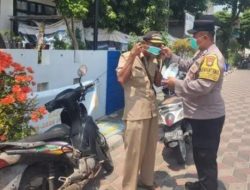 Jaga Jakarta di Pulau Pramuka, Bhabinkamtibmas Sosialisasikan Polisi 110 dan Bagikan Masker