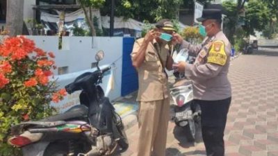 Jaga Jakarta di Pulau Pramuka, Bhabinkamtibmas Sosialisasikan Polisi 110 dan Bagikan Masker