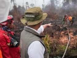 Penegakan Hukum Karhutla, Menhut Raja Antoni Segel Lokasi di Lapangan