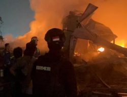 Brimob Polda Metro Jaya Bantu Amankan Lokasi Kebakaran Lapak Limbah di Bekasi
