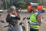 Polsek Medansatria Peduli Kesehatan Masyarakat, Dengan Membagikan Masker Ke Pengguna Jalan 
