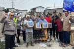 Polres Pelabuhan Tanjung Priok Lakukan Pengamanan, Korlantas Polri Salurkan 250 Paket Sembako untuk Warga Terdampak Kebakaran di Muara Angke
