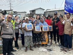 Polres Pelabuhan Tanjung Priok Lakukan Pengamanan, Korlantas Polri Salurkan 250 Paket Sembako untuk Warga Terdampak Kebakaran di Muara Angke