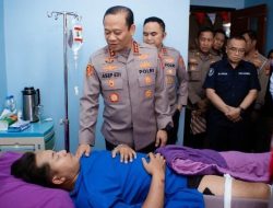 Menguatkan Anggota yang Terluka, Kapolda Metro Jaya Kunjungi RS Polri