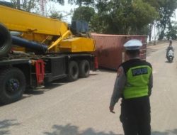 Respon Cepat 110, Kontainer Terlepas dari Truk Trailer di Jembatan KBN Marunda, Polisi Bergerak Cepat Lakukan Evakuasi