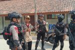 Brimob Polda Metro Jaya Patroli ke TPS Jaga Kamtibmas Pilkades di Bekasi