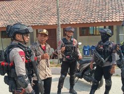 Brimob Polda Metro Jaya Patroli ke TPS Jaga Kamtibmas Pilkades di Bekasi