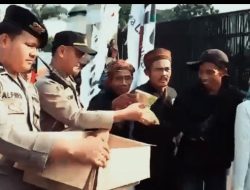 Pelayanan Humanis, Polisi Berbagi Roti dan Air di Tengah Aksi