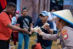 Polda Metro Jaya Bagikan Air Minum dan Makanan Ringan kepada Peserta Penyampaian Aspirasi
