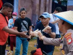 Polda Metro Jaya Bagikan Air Minum dan Makanan Ringan kepada Peserta Penyampaian Aspirasi