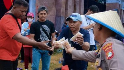 Polda Metro Jaya Bagikan Air Minum dan Makanan Ringan kepada Peserta Penyampaian Aspirasi